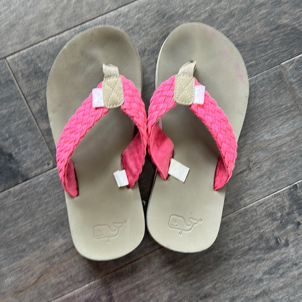 Vineyard vines kids flip flops size 4
